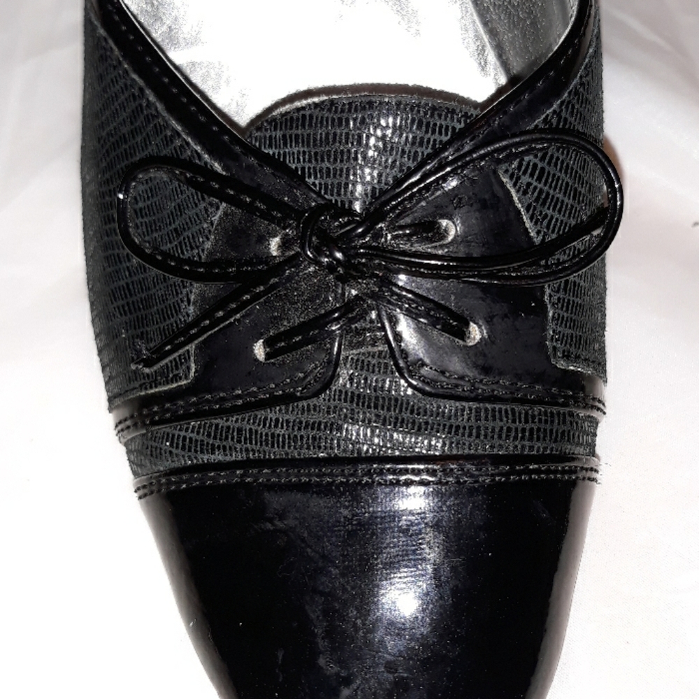 Anne Klein black heal bowtie shoes